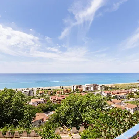 Casa vacanze Holiday In Torremezzo Di Falconara Near Beach